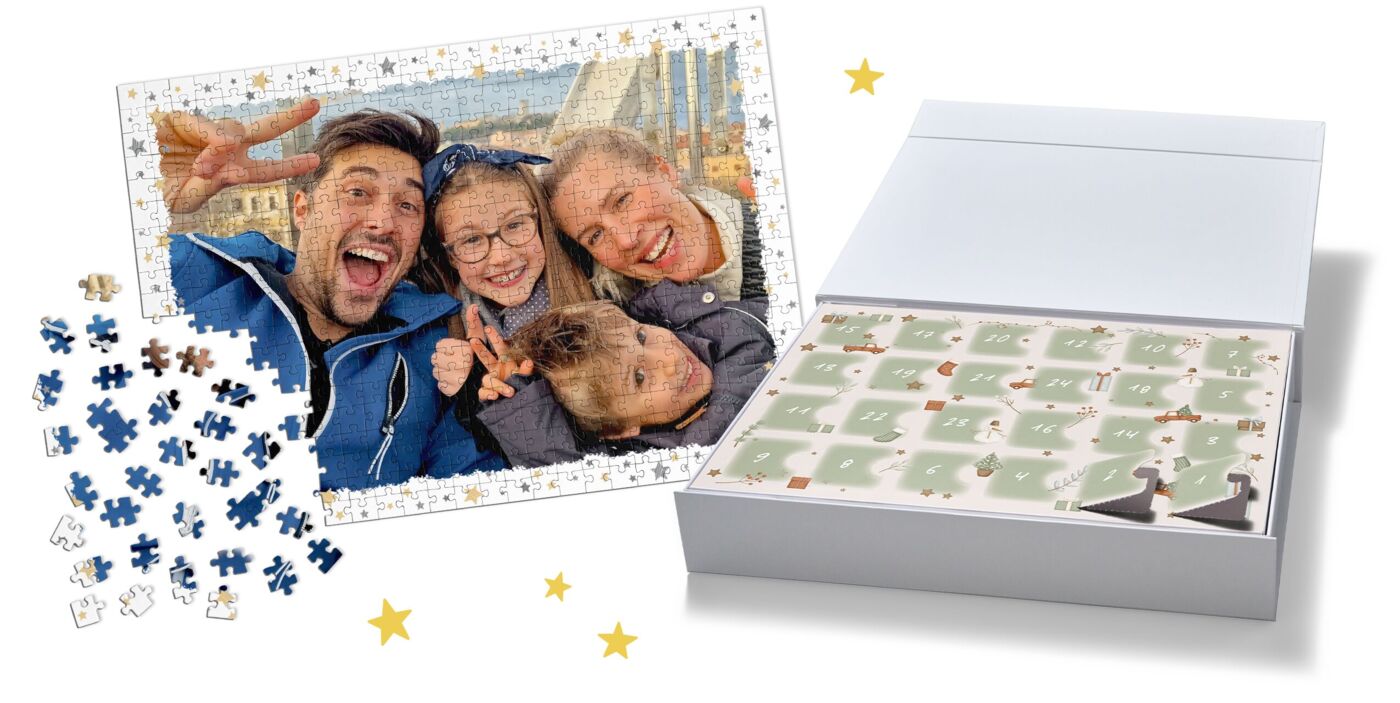 Premium Puzzle-Adventskalender mit zwei geöffneten Türchen und einem bereits gepuzzelten Puzzlestück