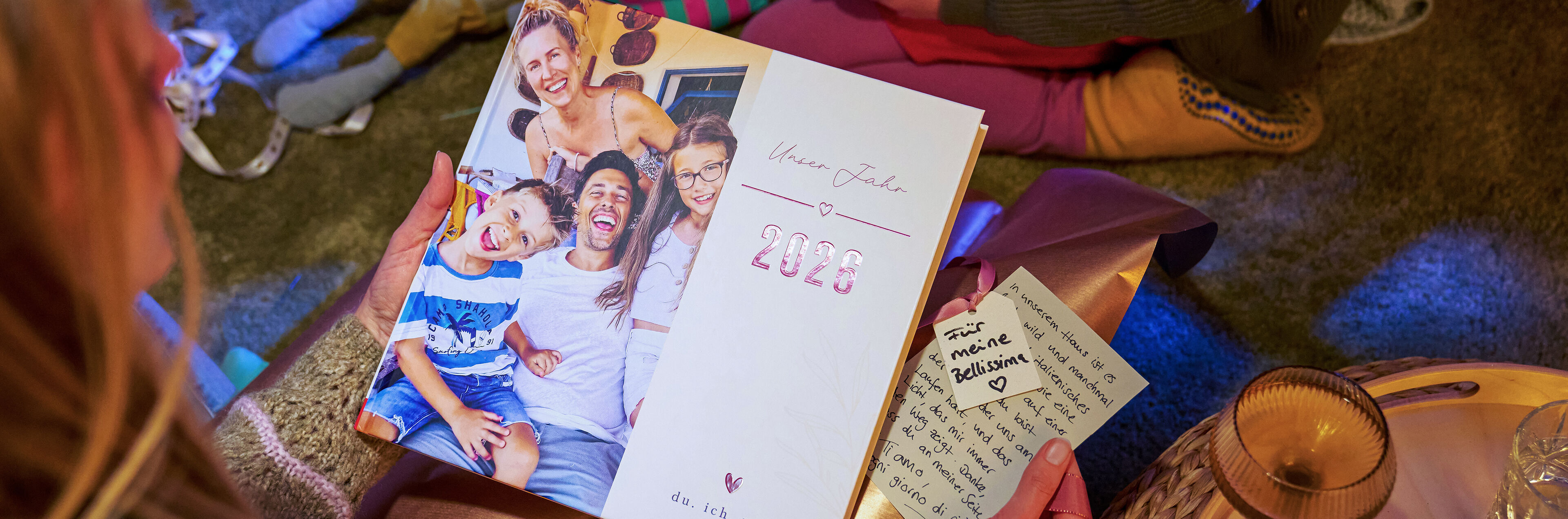 CEWE FOTOBUCH mit Leineneinband und dem Schriftzug "WE SAID YES" mit Goldveredelung.