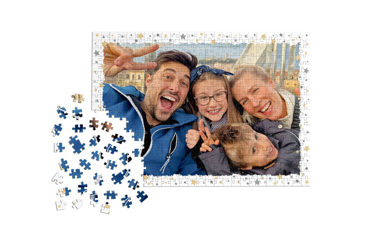 Fast komplett zusammengesetztes Premium Fotopuzzle mit einem persönlichen Familienfoto