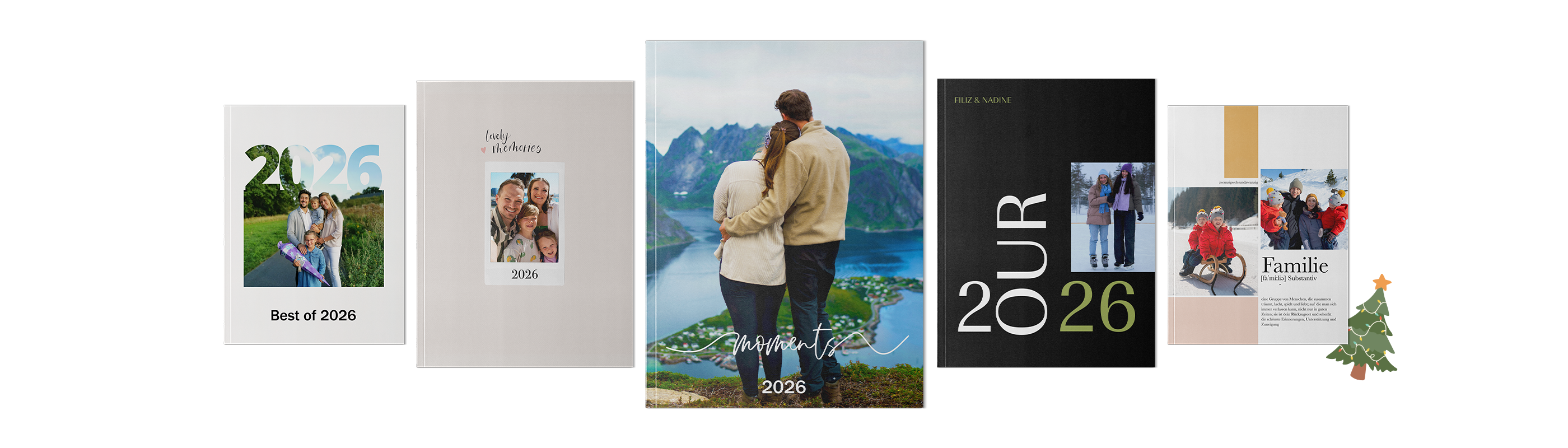 Mehrere gestaltete Jahrbücher mit Familienfotos und Erinnerungen aus dem Jahr 2026.